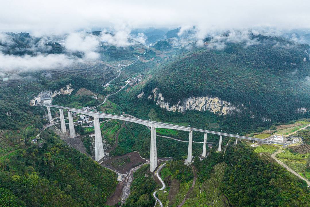 探访叙毕铁路:云上大桥越过深山峡谷 最高墩近50层楼高