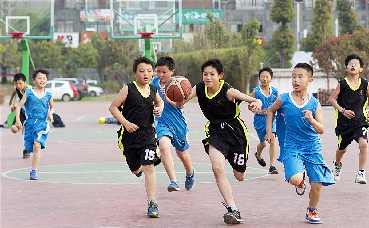 上课办赛建梯队,这所小学人人会打篮球,拉手风琴_社团_比赛_校园篮球