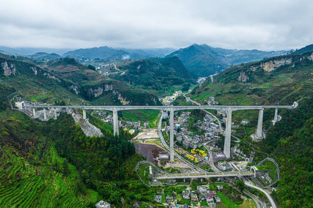 探访叙毕铁路:云上大桥越过深山峡谷 最高墩近50层楼高_施工_冯家