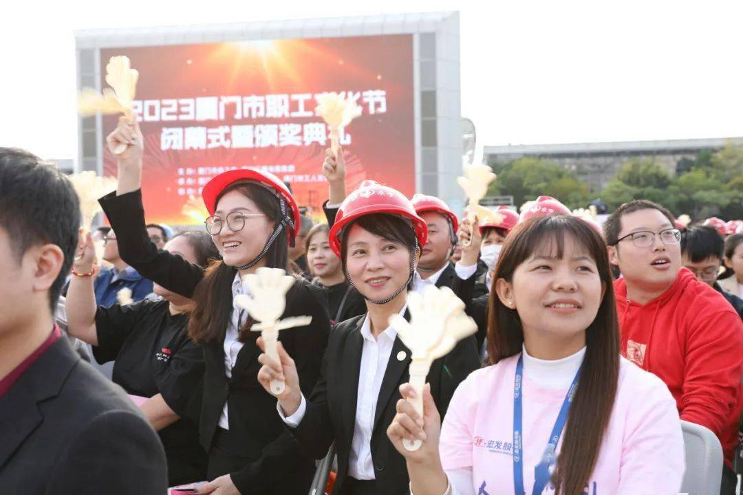 三行情诗》以厦门职工的原创三行诗,致敬劳模精神,劳动精神,工匠精神