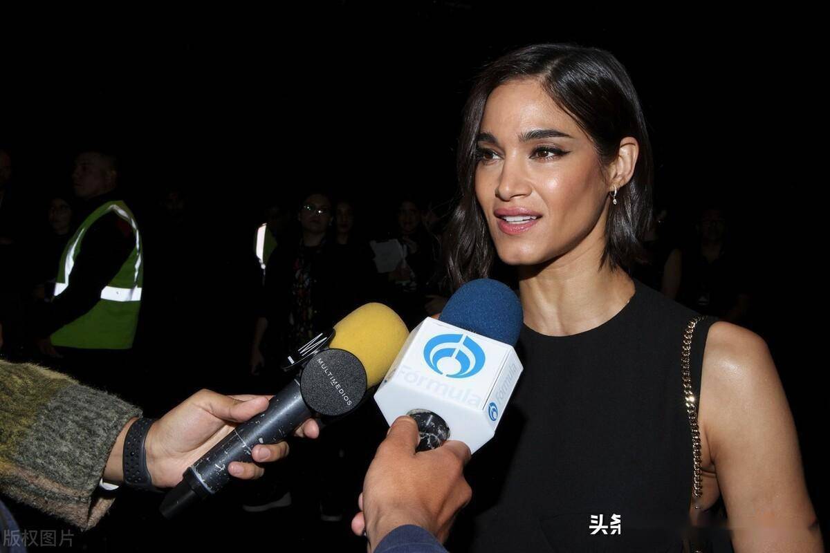 索菲亚-波多拉出席电影《月球叛军:火之女》粉丝见面会活动_长裙_黑色