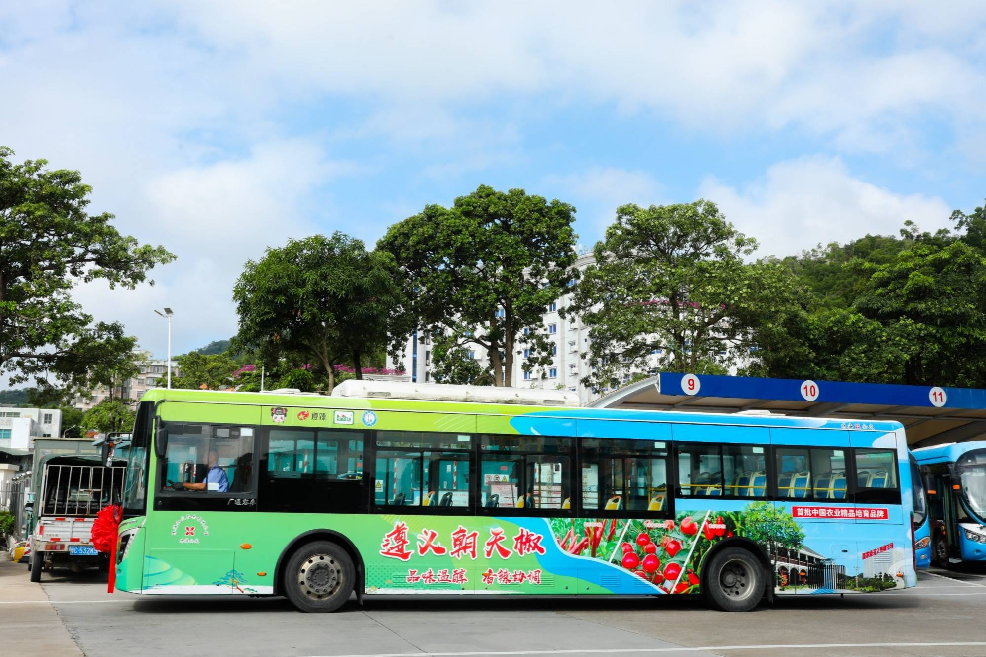 "遵义朝天椒"通过珠海公交全车贴媒体展示