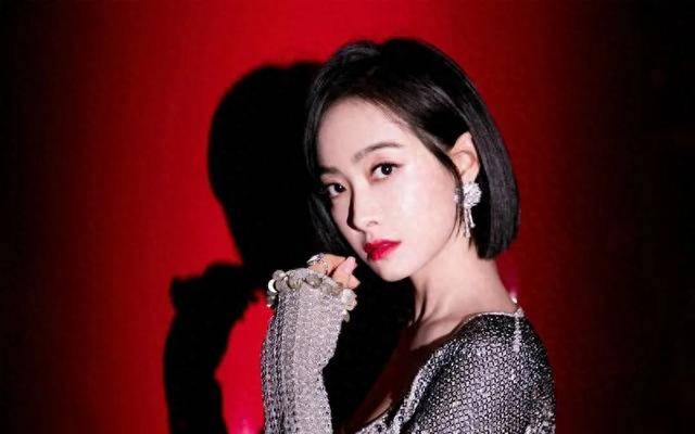 他们在某地遇到了宋茜和欧豪,两人举止亲密,疑似已经结婚