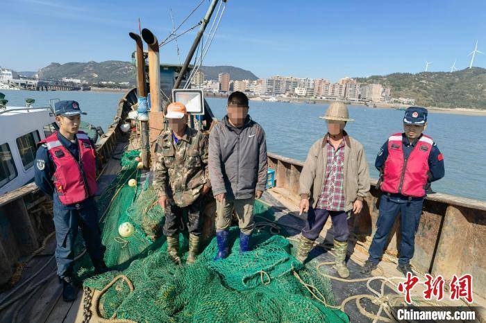渔船暴力抗法 福州海警成功登船抓获3名嫌疑人_执法_拖网_检查