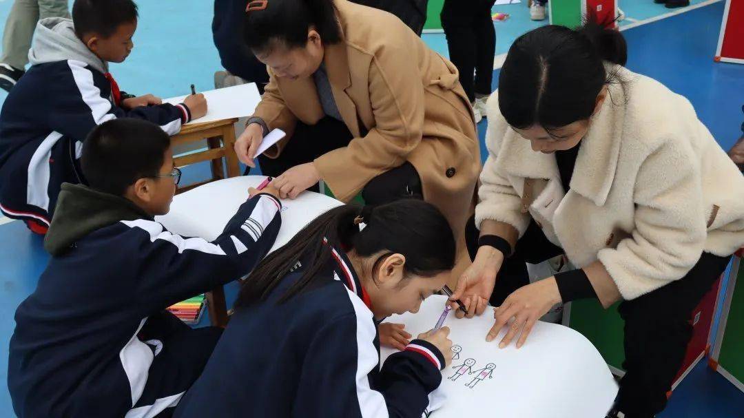 北山中学在最后"相亲相爱一家人"环节,通过创作以"我们是一家人"为