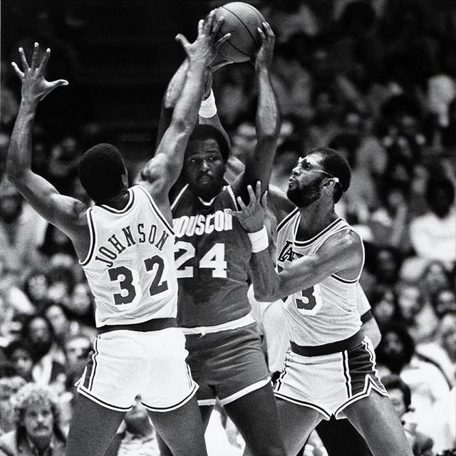 摩西·马龙于1974年加入美国篮球协会(aba)