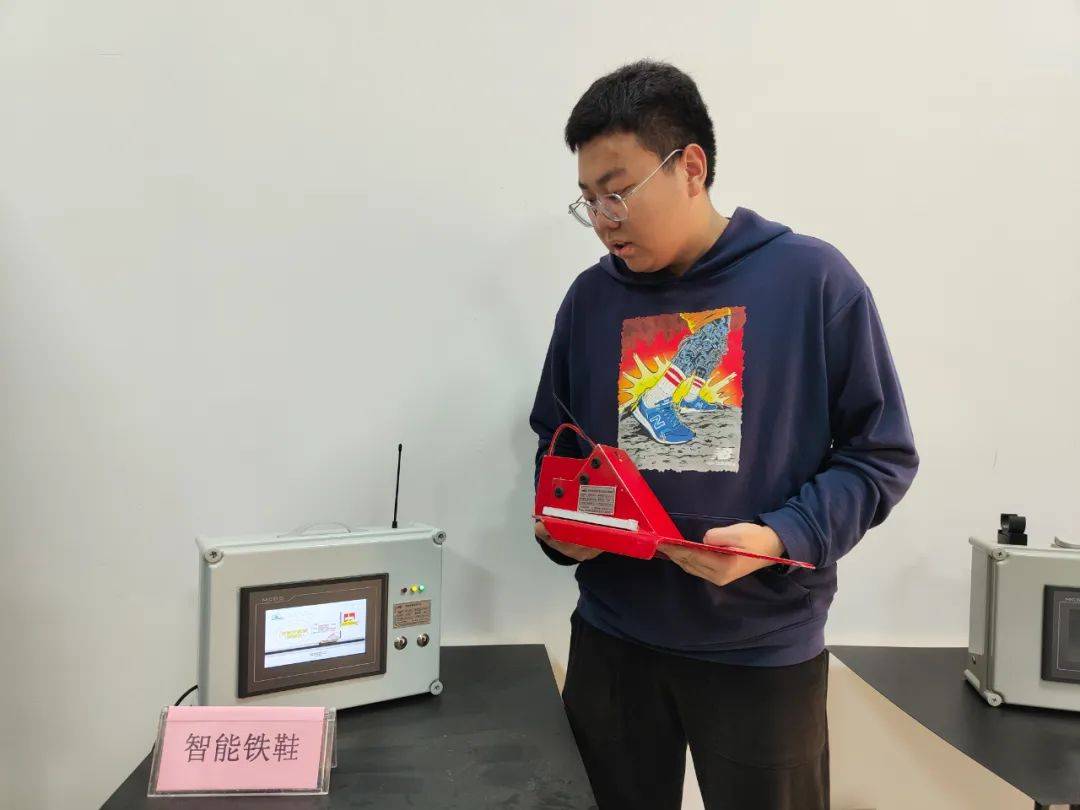 王琛皓向记者展示智能铁鞋.