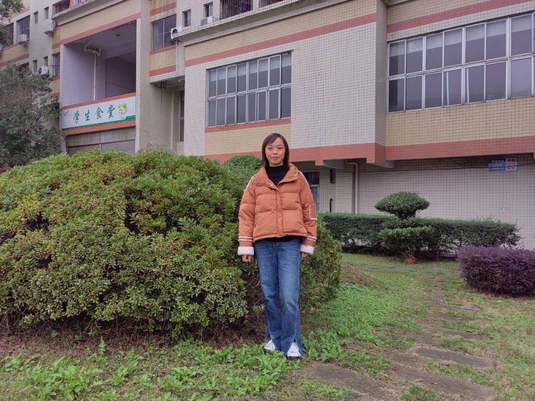 刘燕,四川省隆昌市第一中学英语教师.