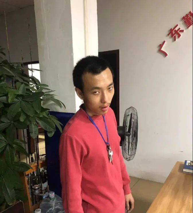 被人扒出了底细,是四川泸州叙永人,初中就读叙永一中,中专学历,姓雷