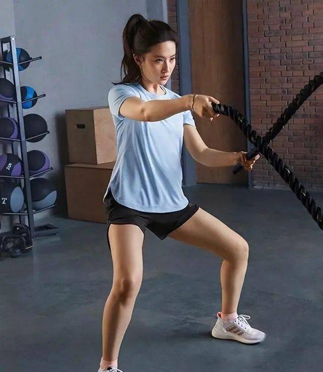 尤其值得注意的是,刘亦菲对健身的专注.