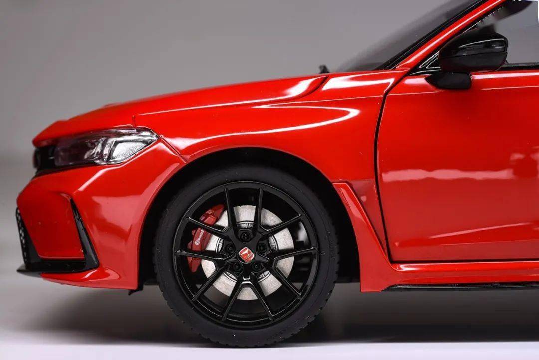 侧面看同样模型外形非常精准,轮毂大小和底盘高度比较合理,比之前测评