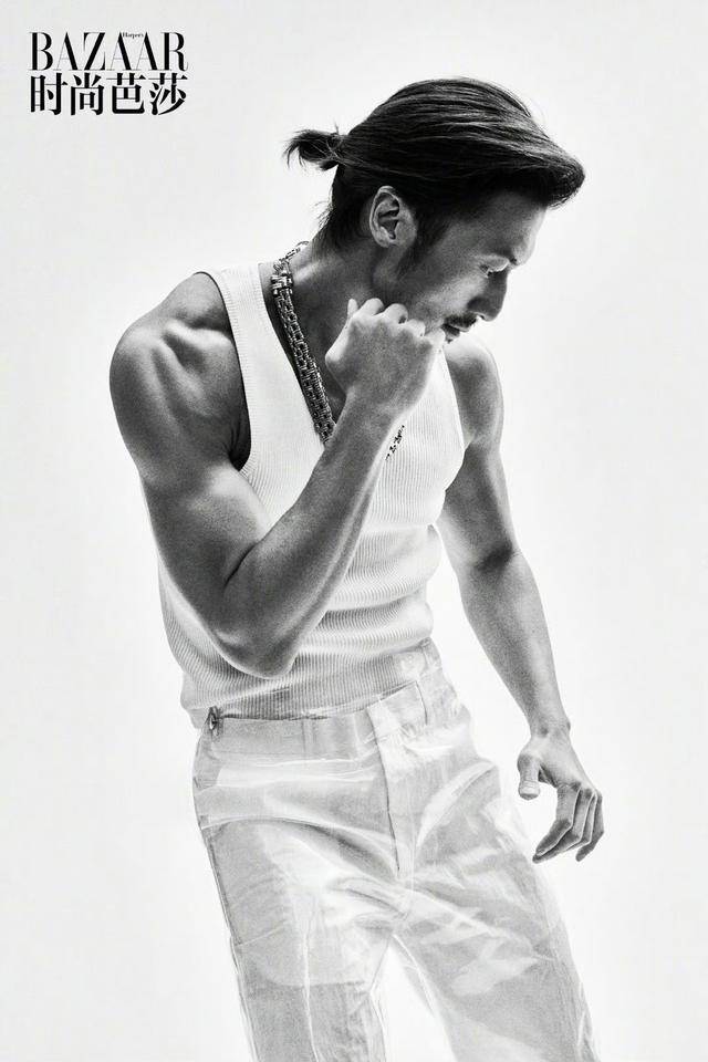 张震骑机车,朱一龙讲故事,时尚芭莎2023男星封面盘点来了!