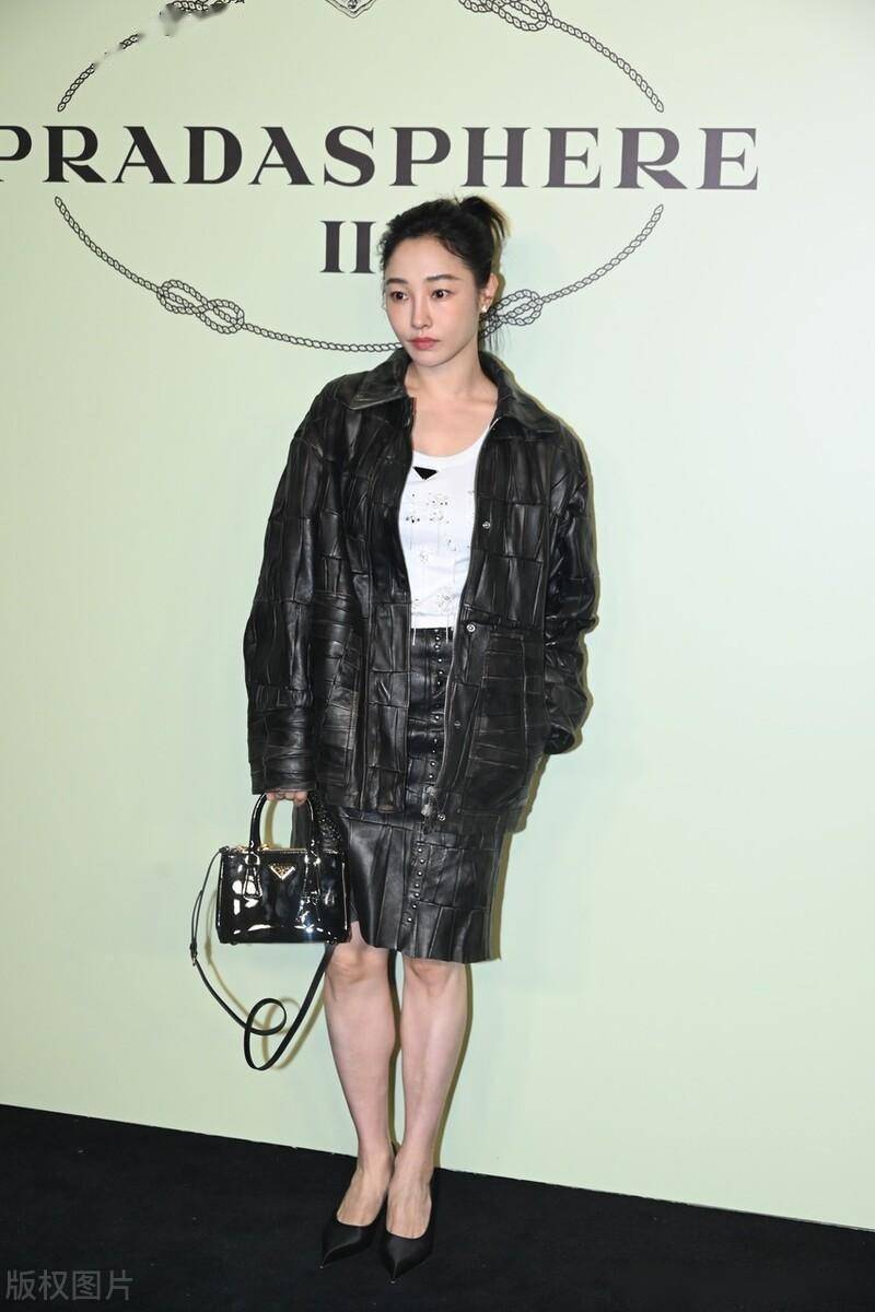 白百何黑色皮夹克 半身裙 高跟鞋 手提包利落时髦_展览_活动_上海