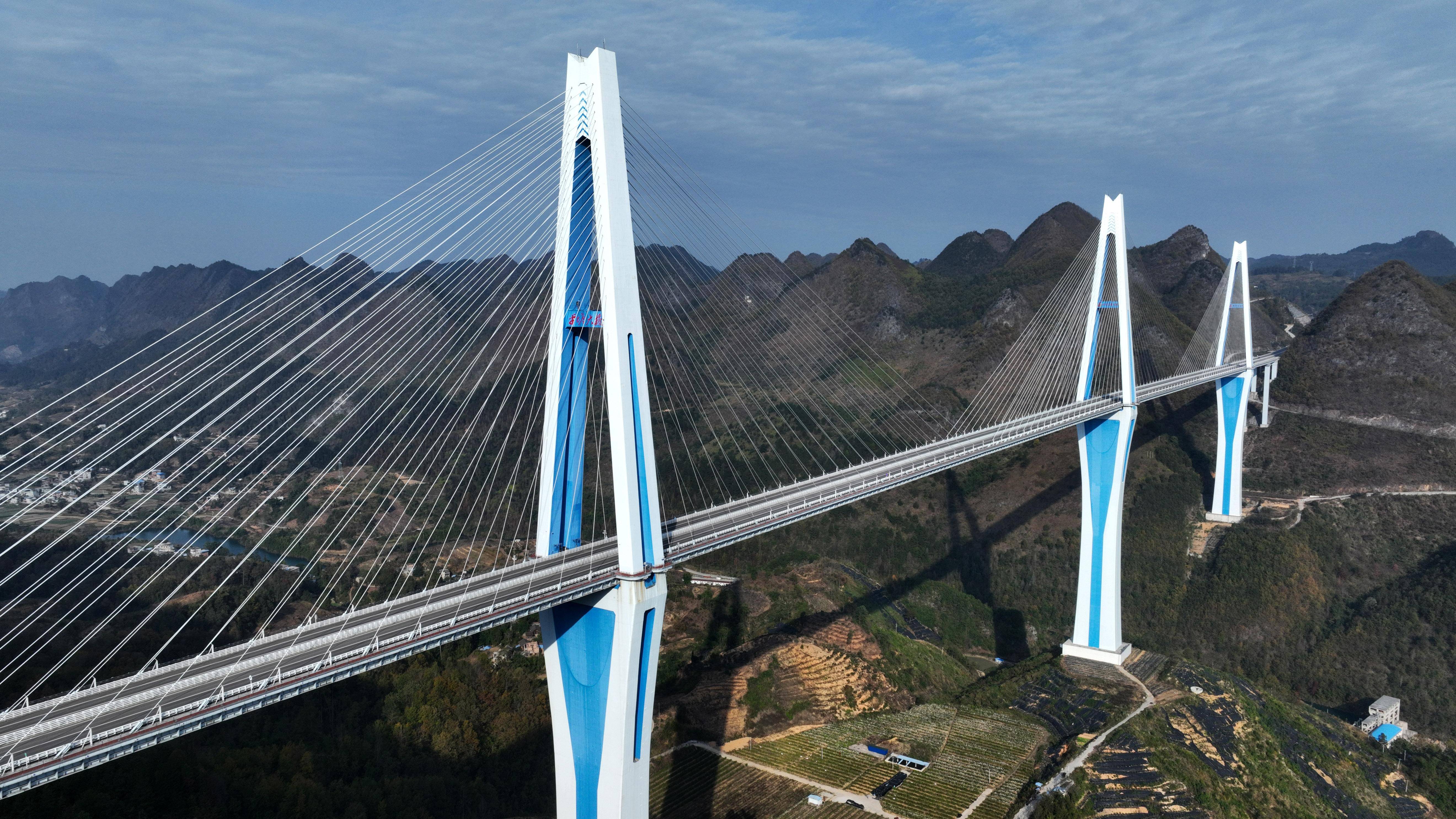 贵州平塘大桥塌了图片