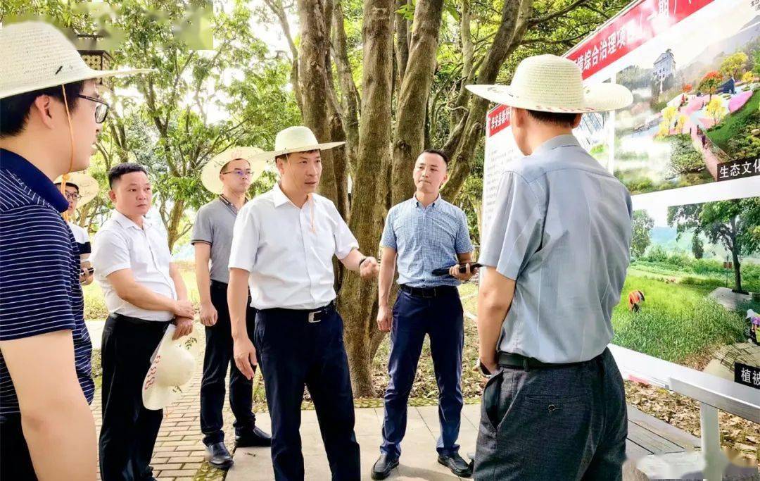 县委书记叶毓时常带队下基层,现场办公解决问题.