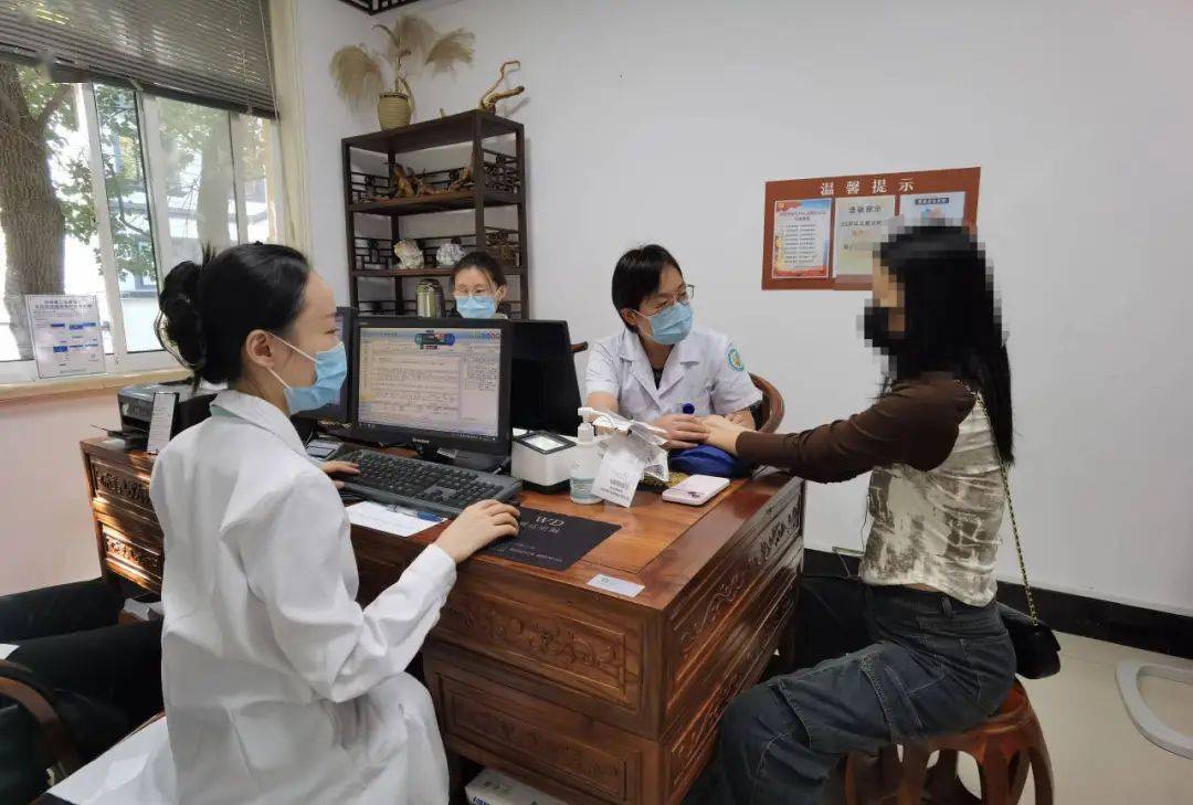 "陈莲舫中医内科"第六代传承人吴晋兰在临平五院坐诊吴晋兰把脉问诊吴