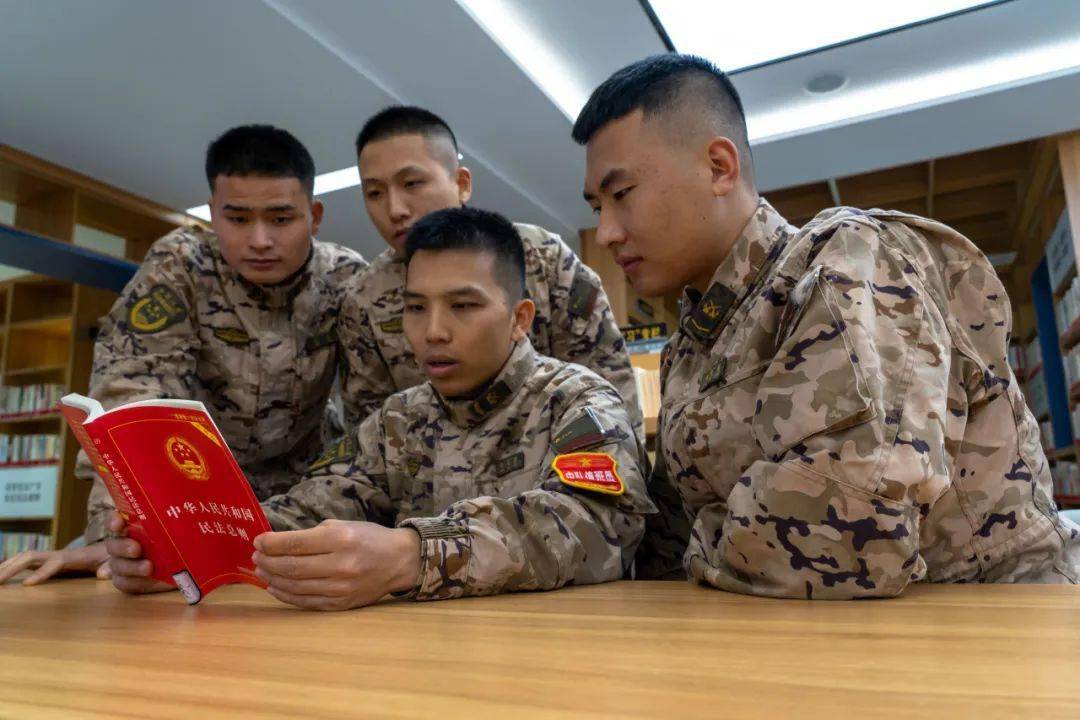 宪法进军营,共筑强军梦