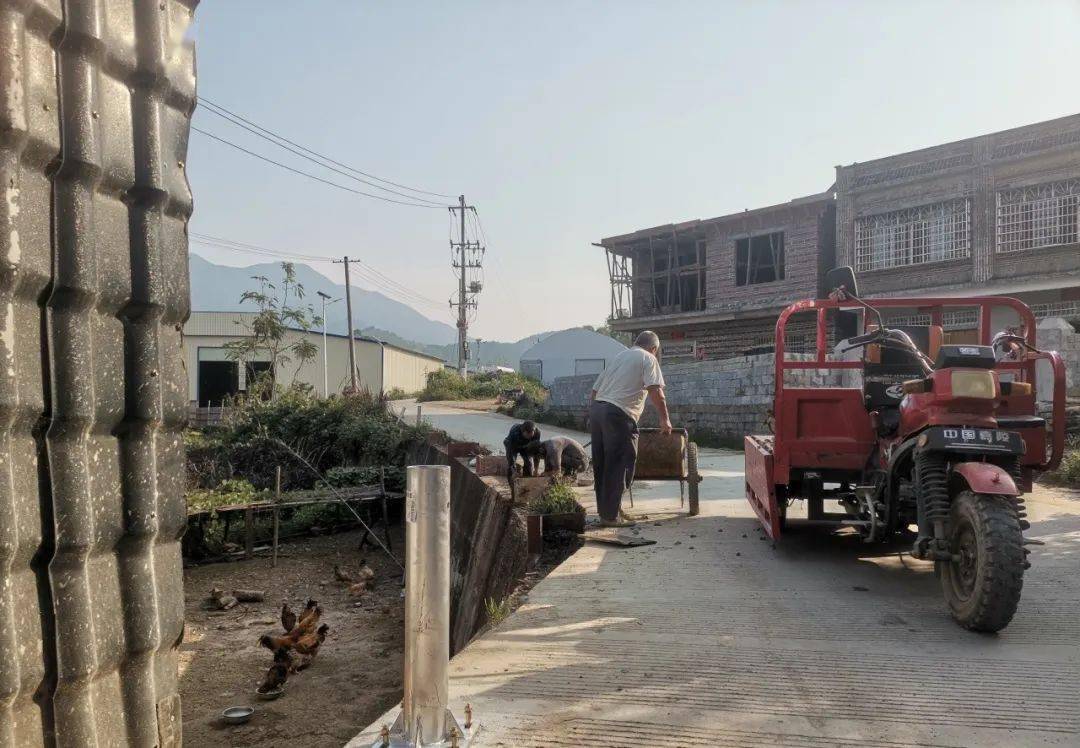 樟木林镇三江村小学道路旁这件事,赢得家长点赞!_群众_孩子_护栏