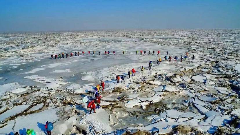 整合盘锦冬季资源,启动大众冰雪季,广泛开展湿地公园滑冰,东湖公园