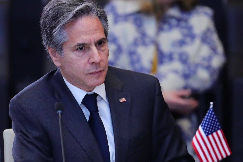 布林肯当天与到访美国的英国外交大臣戴维·卡梅伦在联合记者会上说:"