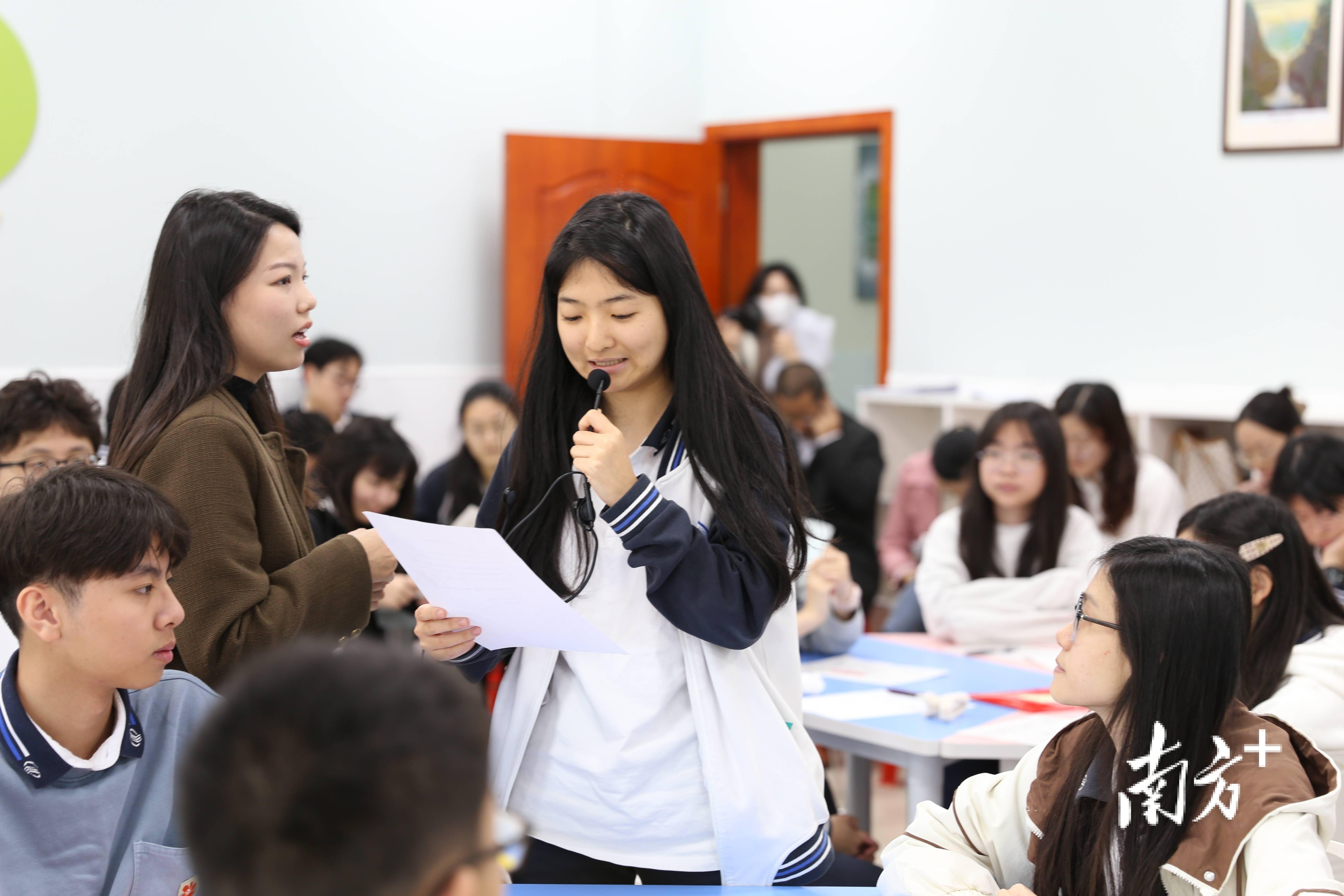 语文课上,高二的学生们在老师的带领下沉浸式感受欧阳修笔下的后唐