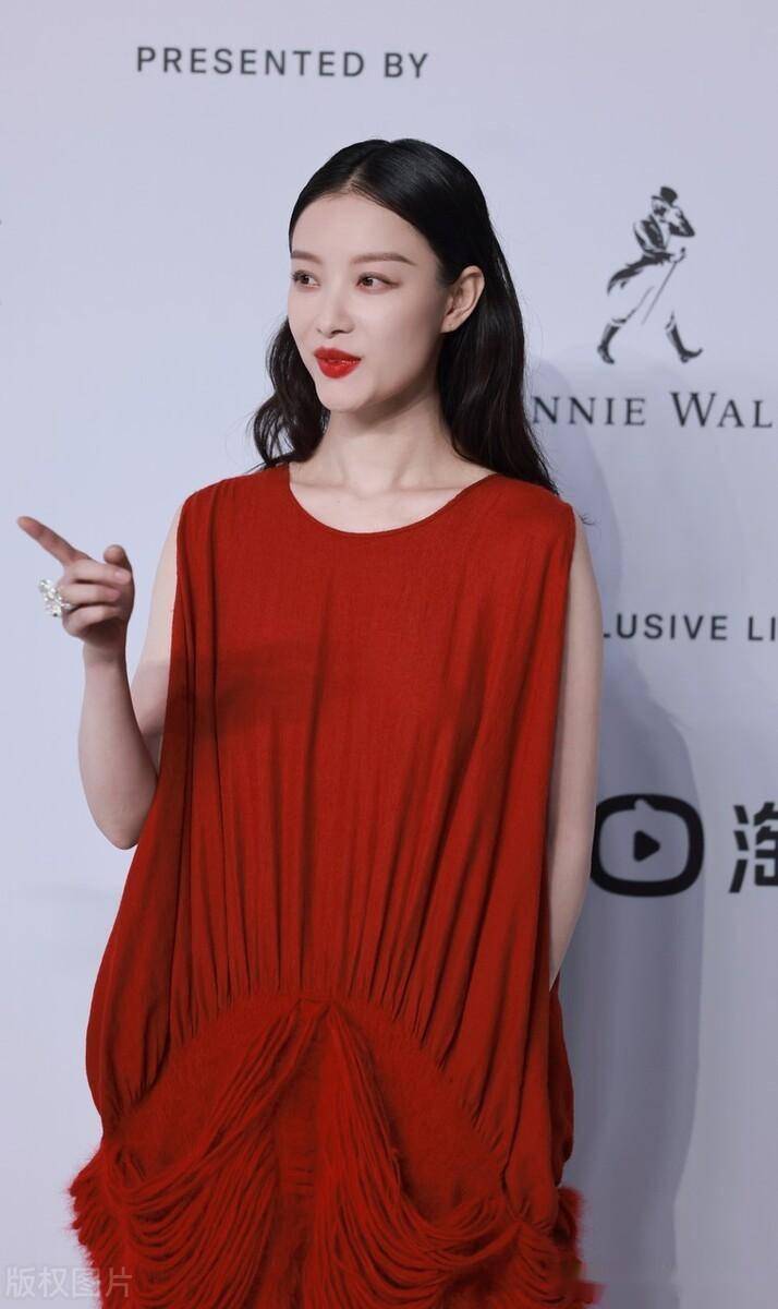 倪妮红色无袖连衣裙艳丽妩媚_濮院_桐乡_古镇