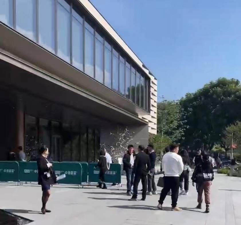 新政组合拳下的深圳楼市:售楼处中介排队等客户,豪宅买家跑步进场_市场_政策_成交