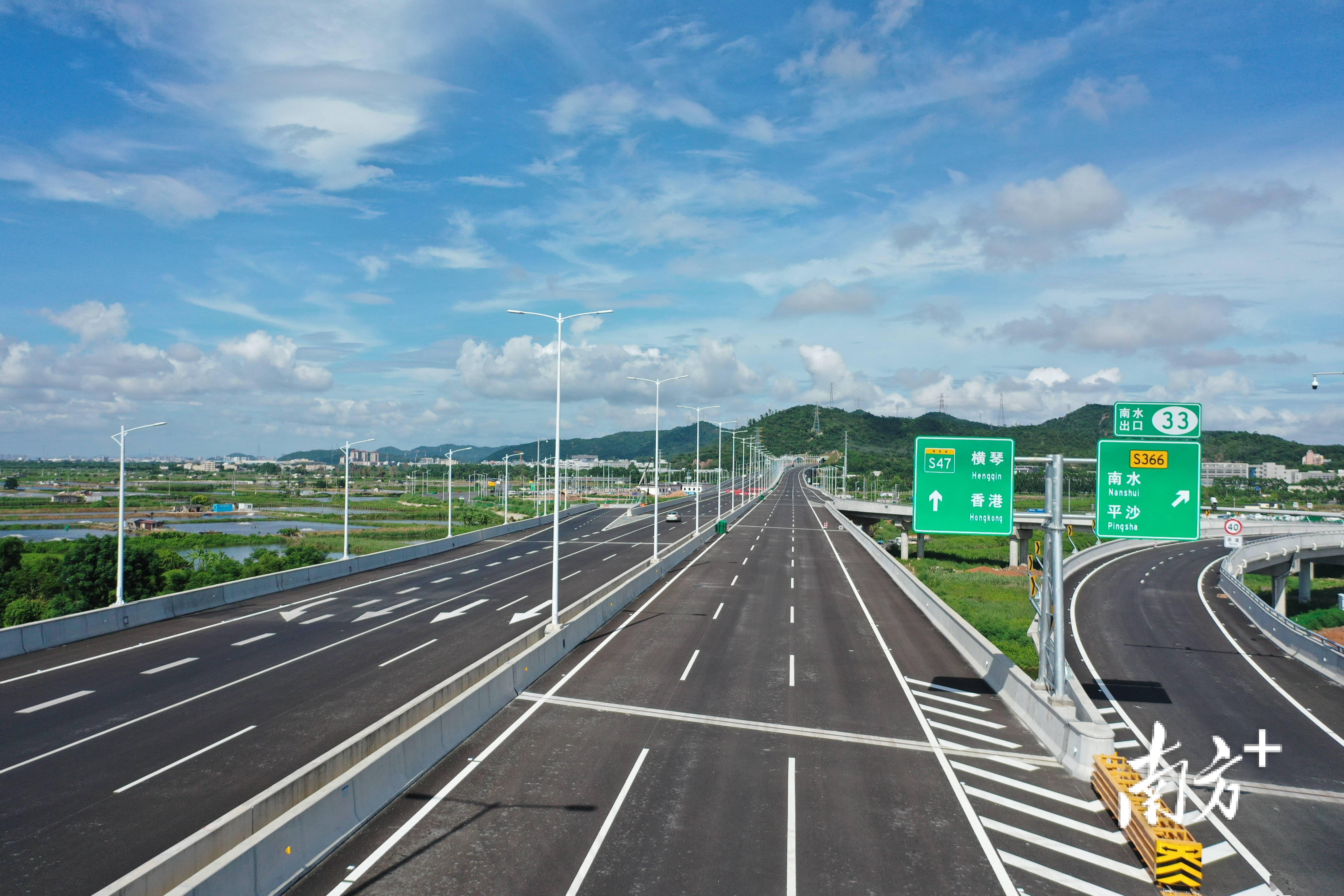 向西,经跨海通道接入西部沿海高速,通往湛茂阳粤西三市