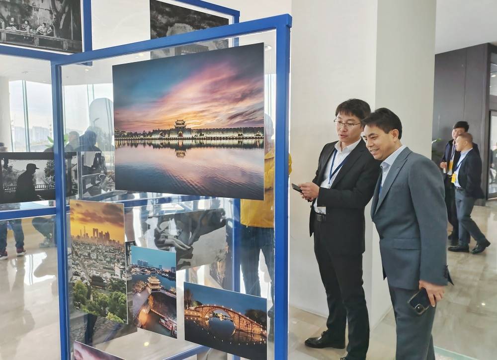 The Fifth National Youth Photography Exhibition opened Chongqing four people entered the exhibition
