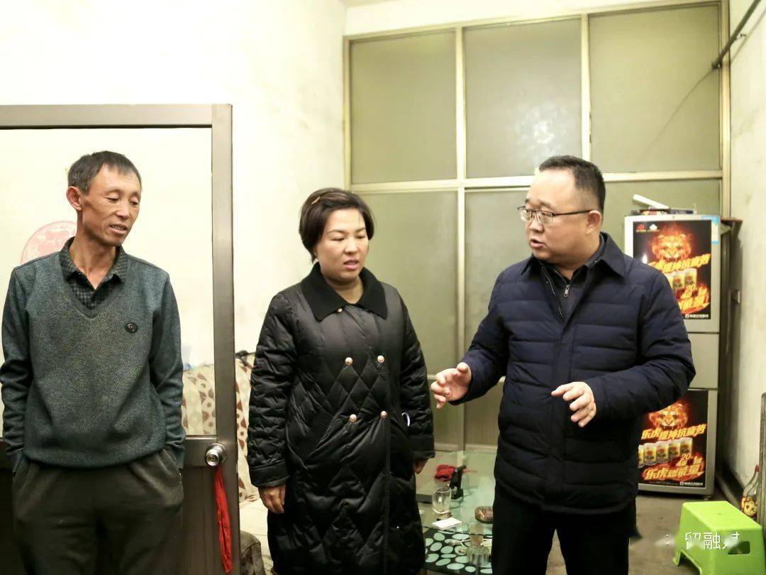 12月5日晚,区委副书记,区长张俊杰深入上村镇随机入户,实地检查供气