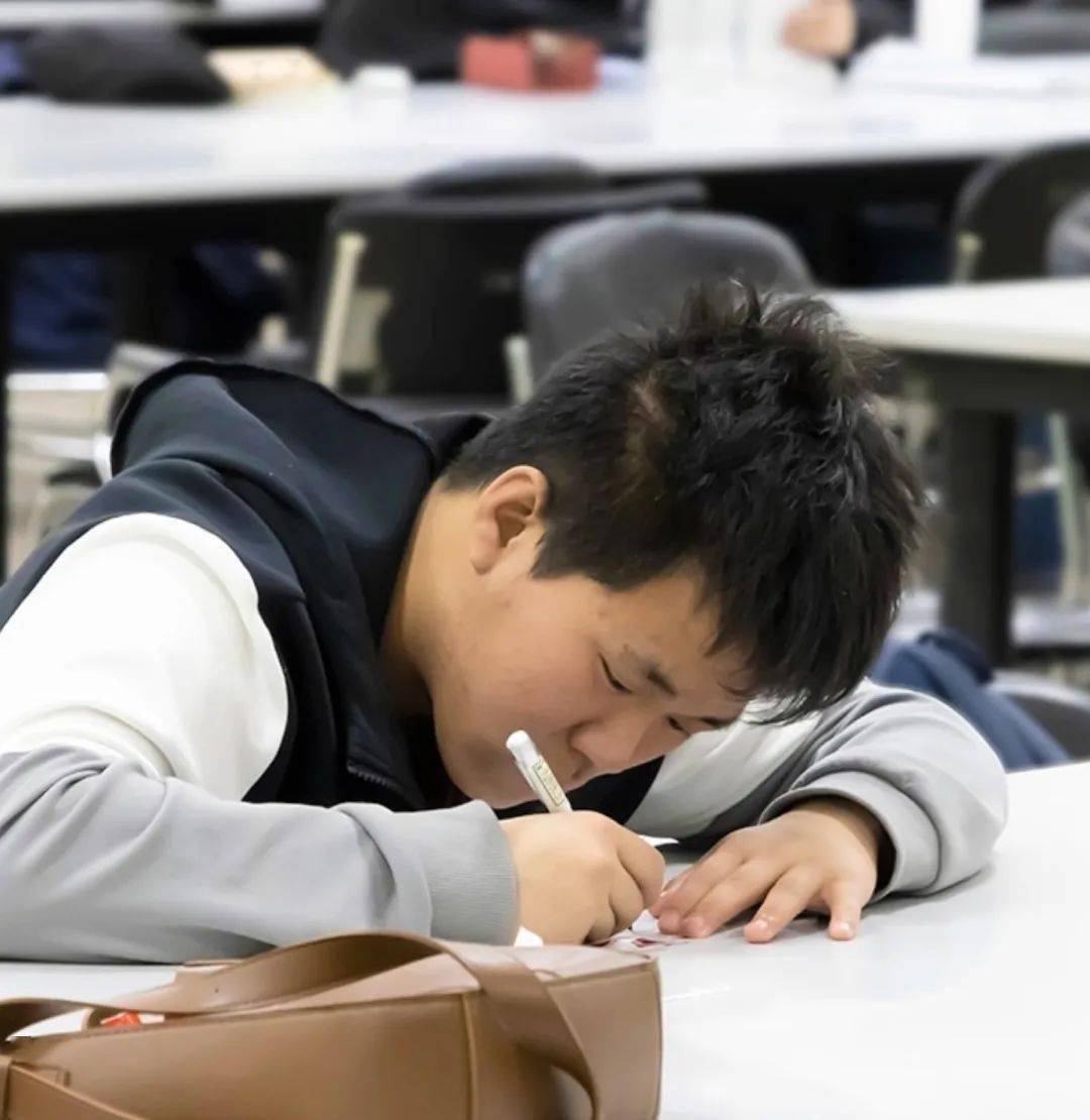 埋头伏案
