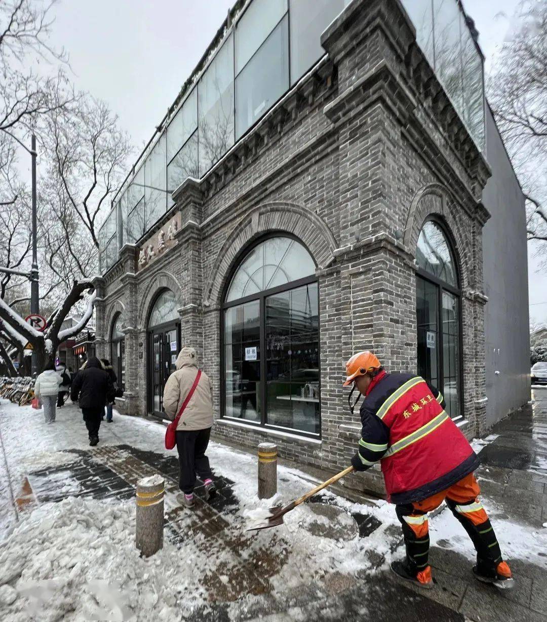推窗见雪 银装素裹中他们的身影温暖我们!_社区_道路_积雪