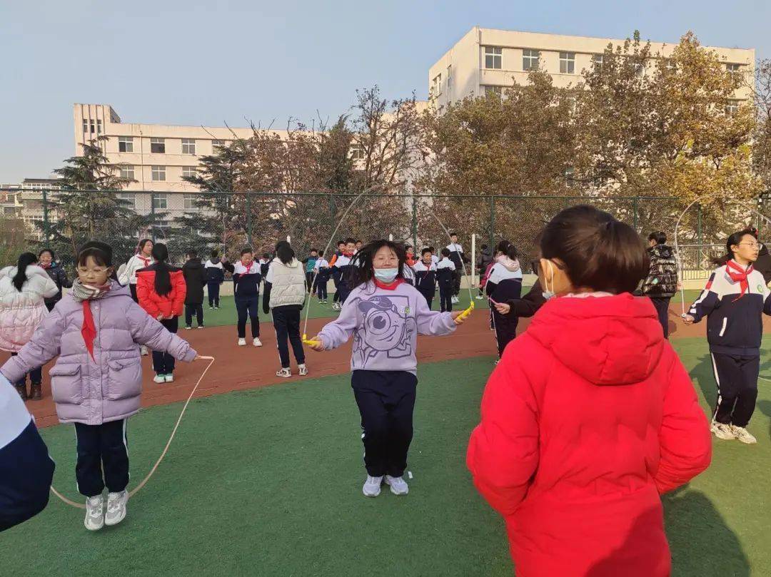 61童健,绳彩飞扬"——青岛人民路第二小学举行冬季跳绳比赛_年级