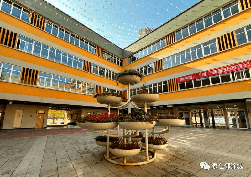 近日,西安市部分政协委员们走进浐灞御锦城小学,浐灞第七初级中学等各