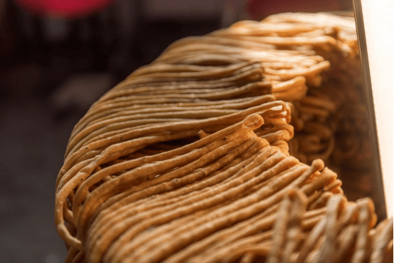 山东日照:金灿诱人的馓子让人垂涎三尺_赵学良_莒县_夏庄镇