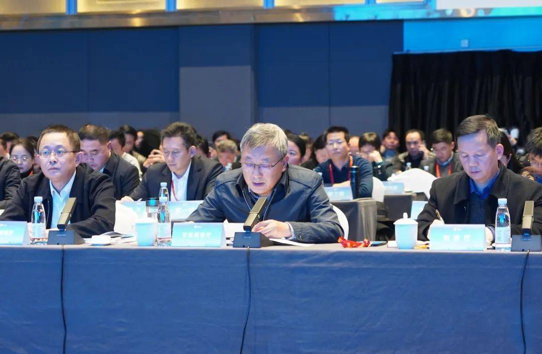 四川银行行长助理陈梅发言.▲副省长胡云讲话.