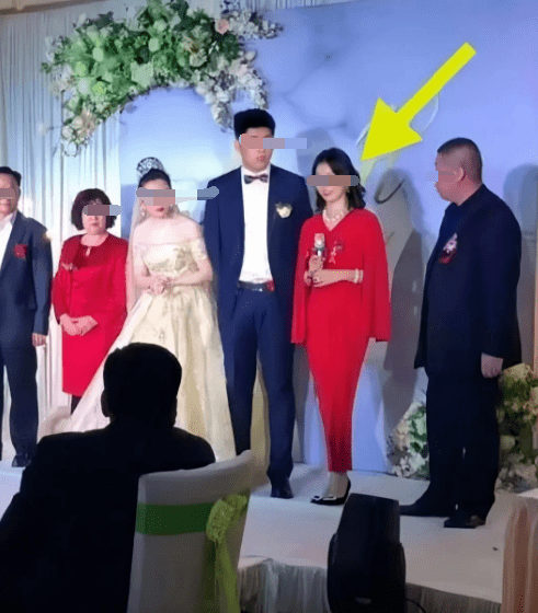 “年轻”婆婆走红，婚礼当天成c位，新娘表情黑脸，亲家母难堪 … 孩子 长辈 儿子