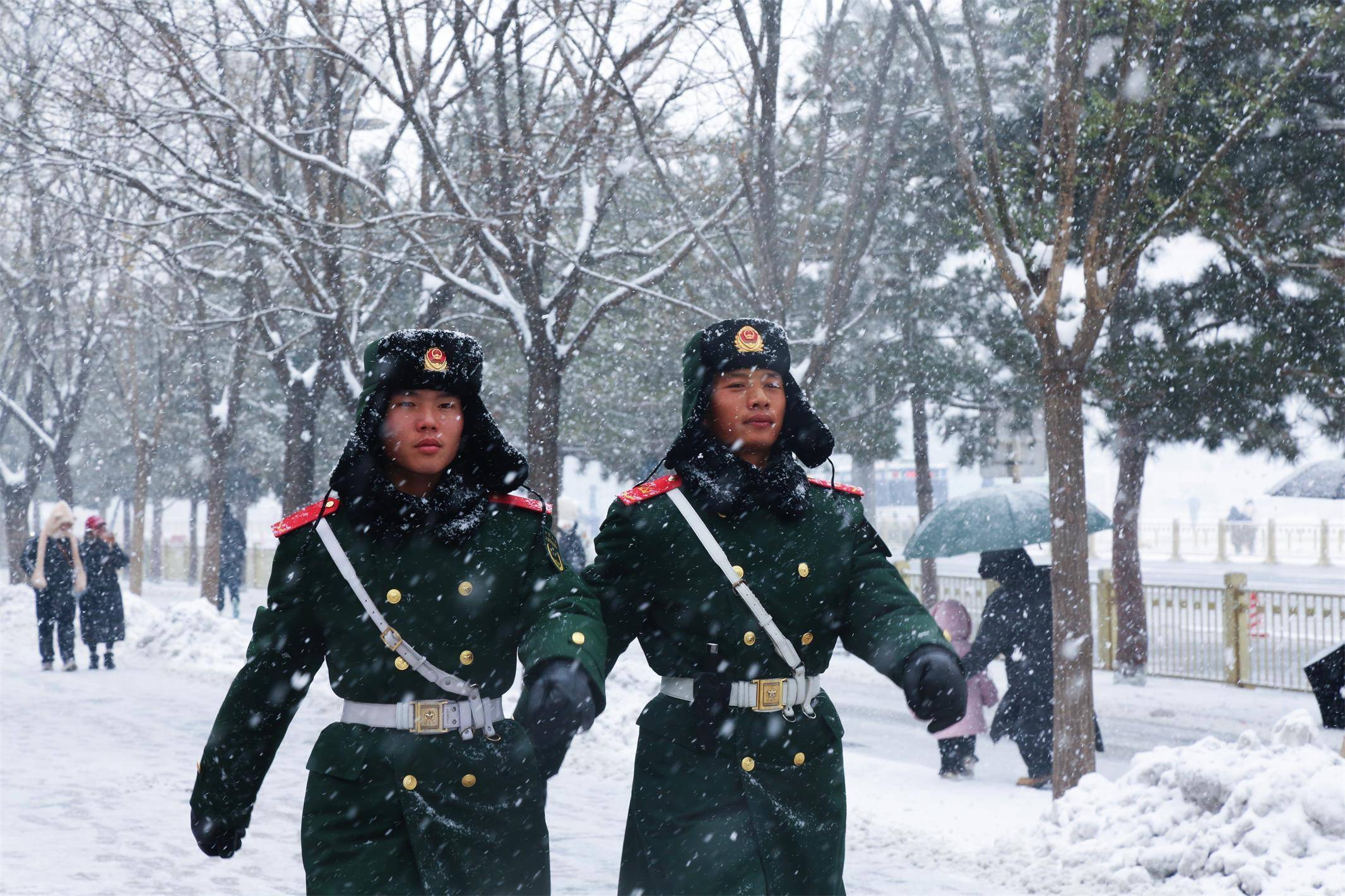 这些武警战士们不仅仅是在维护秩序