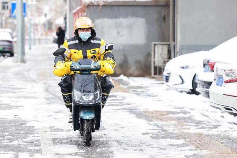 风雪中的快递小哥图片图片