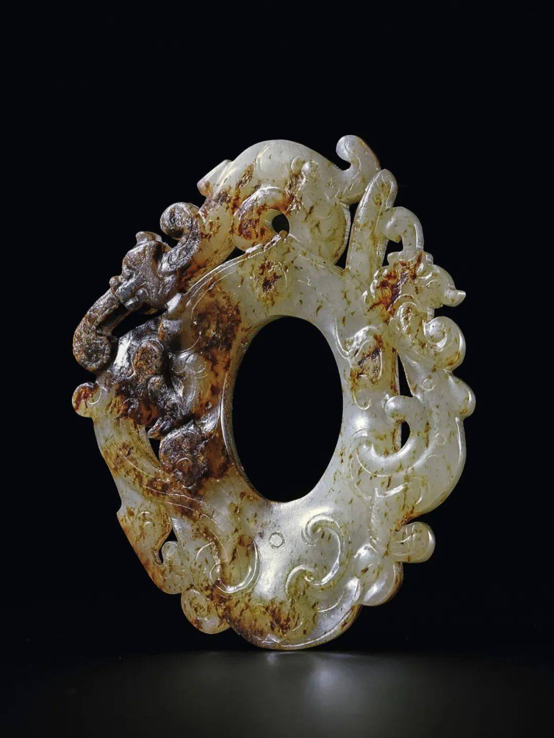 3,105,0006003双龙人面纹玉璜成交价rmb:1,150,0006015白玉穿花龙大