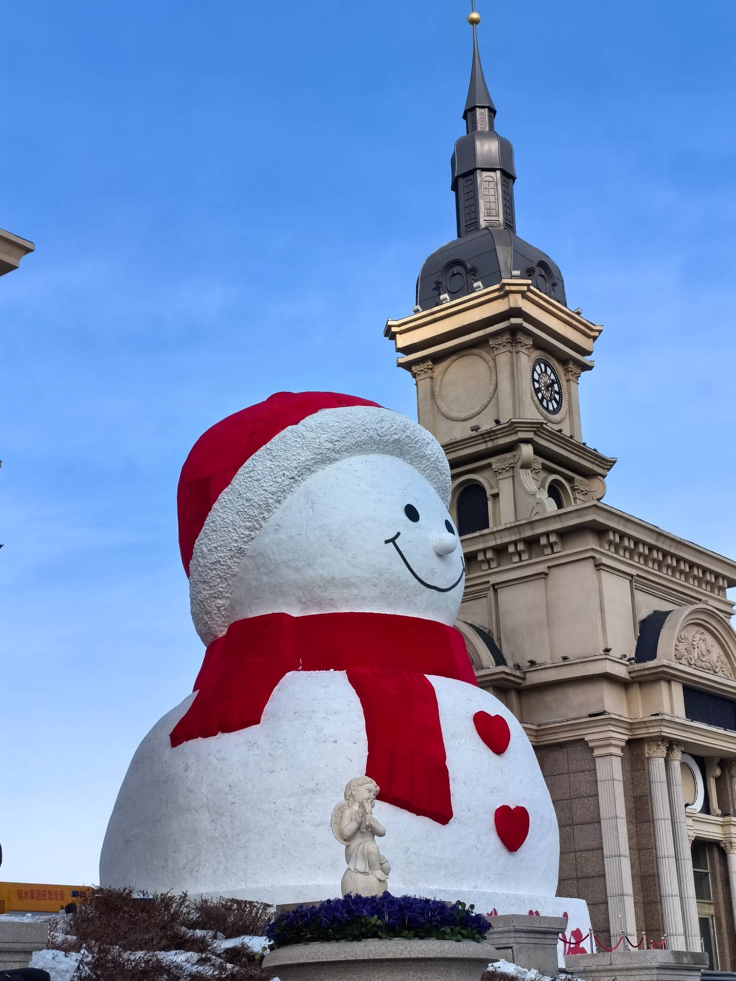 同框大雪人 寄语亚冬会哈尔滨网红大雪人正式回归