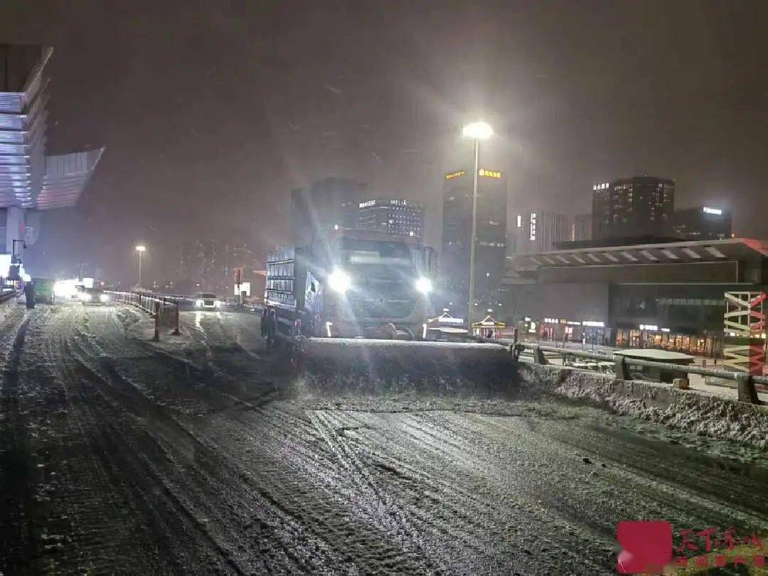 雪一片一片,終究會停下來,但雪後結冰,道路泥濘和屋頂積雪等,仍然考驗