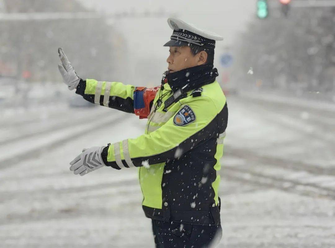 临清暴雪,是他们在默默守护!_路面_车辆_天气
