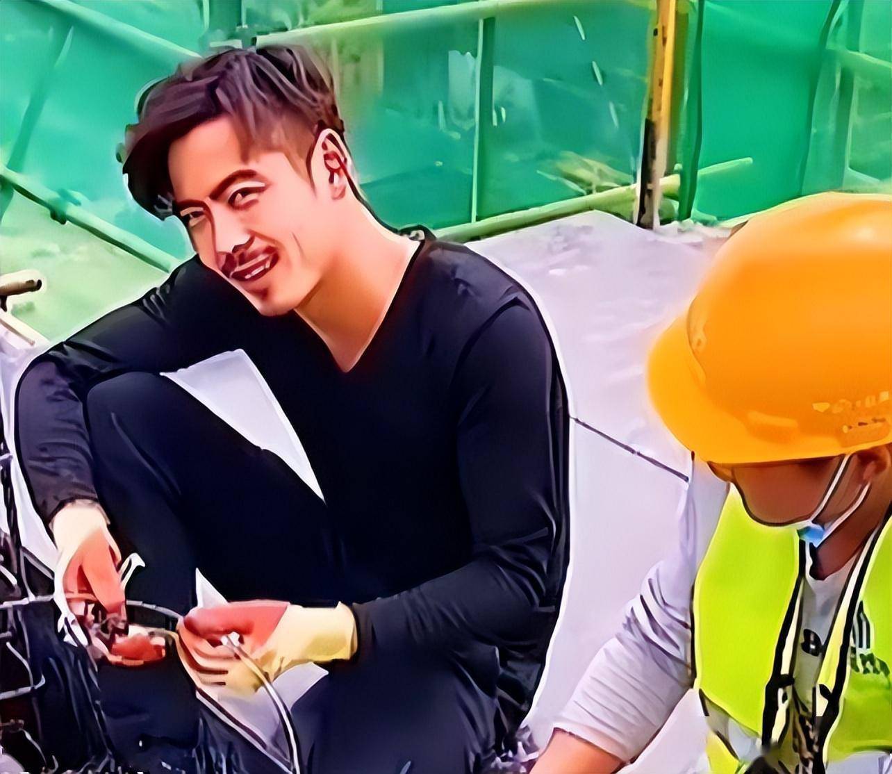 之前,工地上一位工人因为长得像杨烁也迅速走红,这位来自河南的小伙子