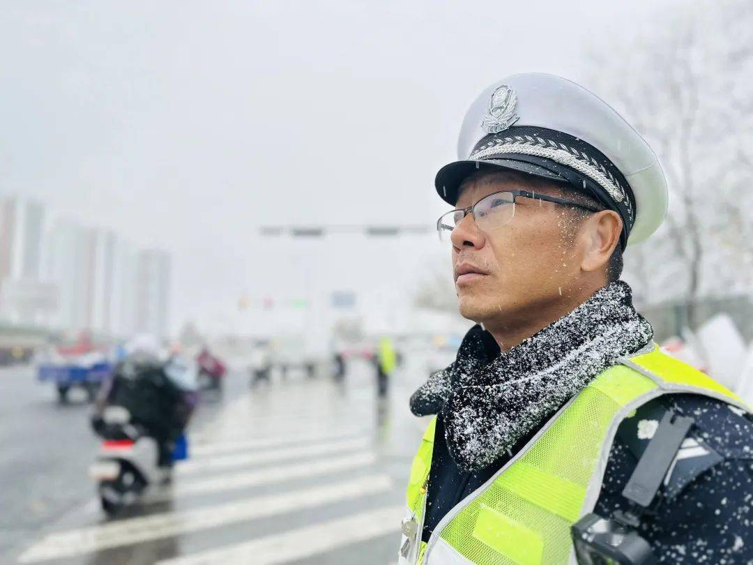 荧光交警护航 雪天交通保畅_淮安市_天气_城市