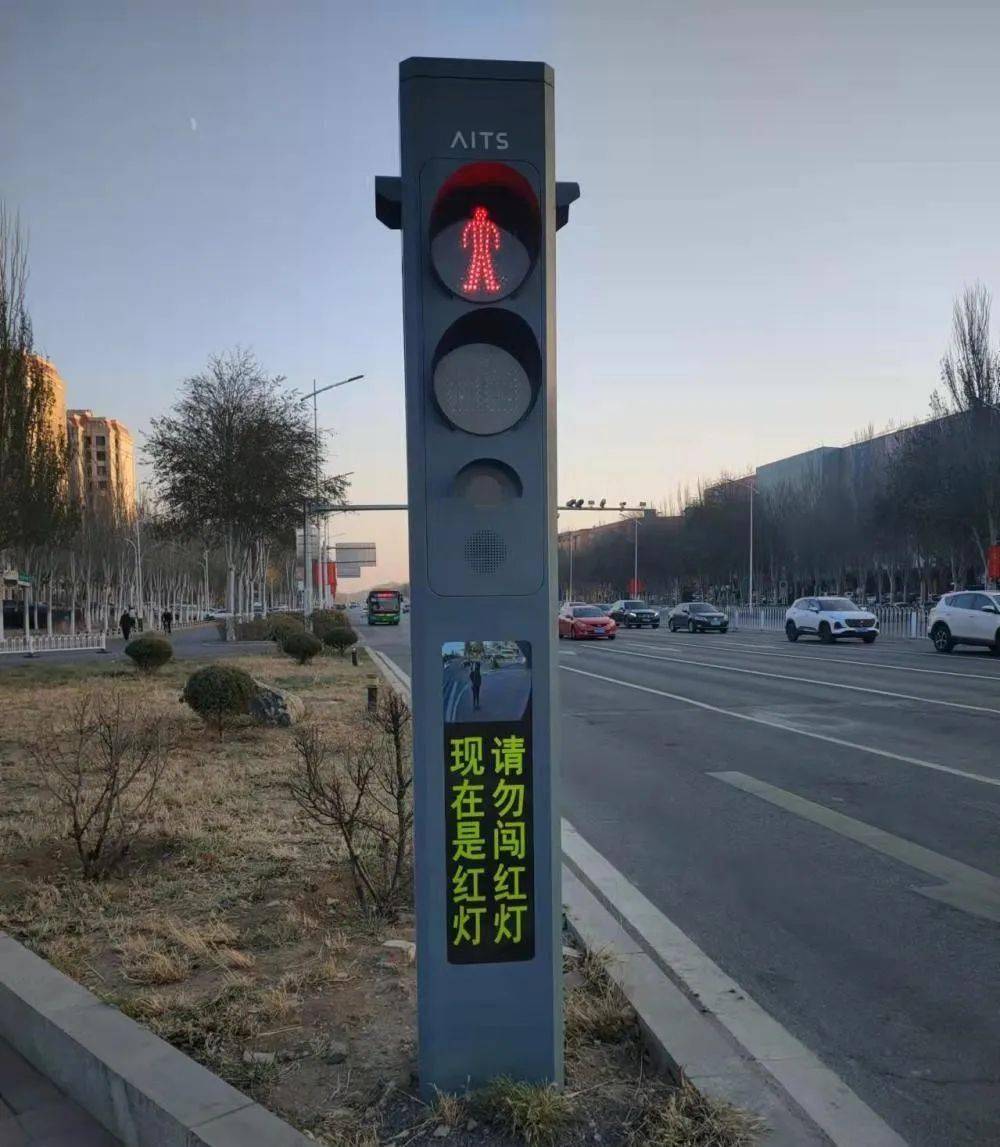 张家口主城区已在24个路口,设置智能人行灯杆98座,科技赋能交通秩序