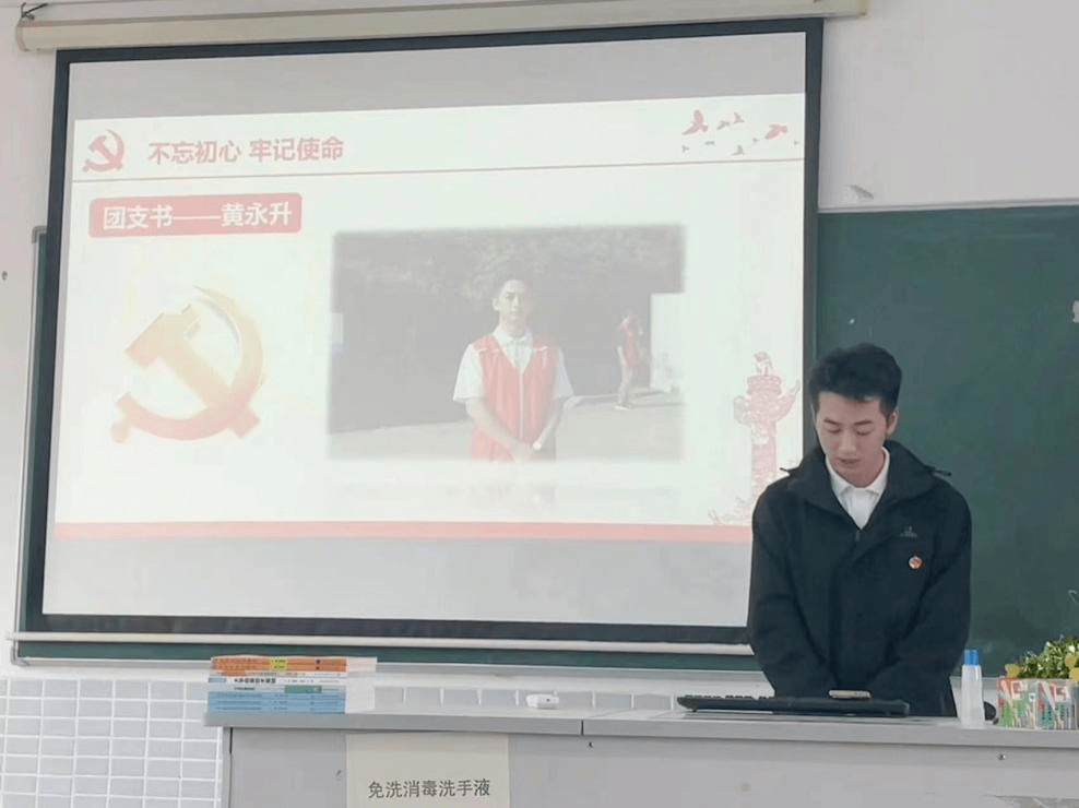 各位同学讲述了对党的认识、入党动机以及党组织纪律的严明性，进一步认识了中国共产党的领导地位