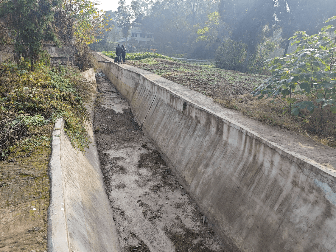 經過混凝土澆灌,現澆抹平,渠系平整,加固護坡等工序,溝渠,出水口,太陽