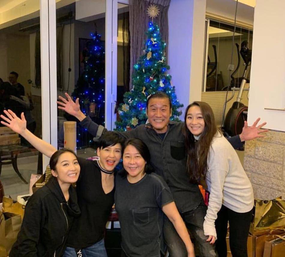 导致他的身材走形体重狂飙,很多粉丝感觉江嘉年根本配不上梁家辉,但