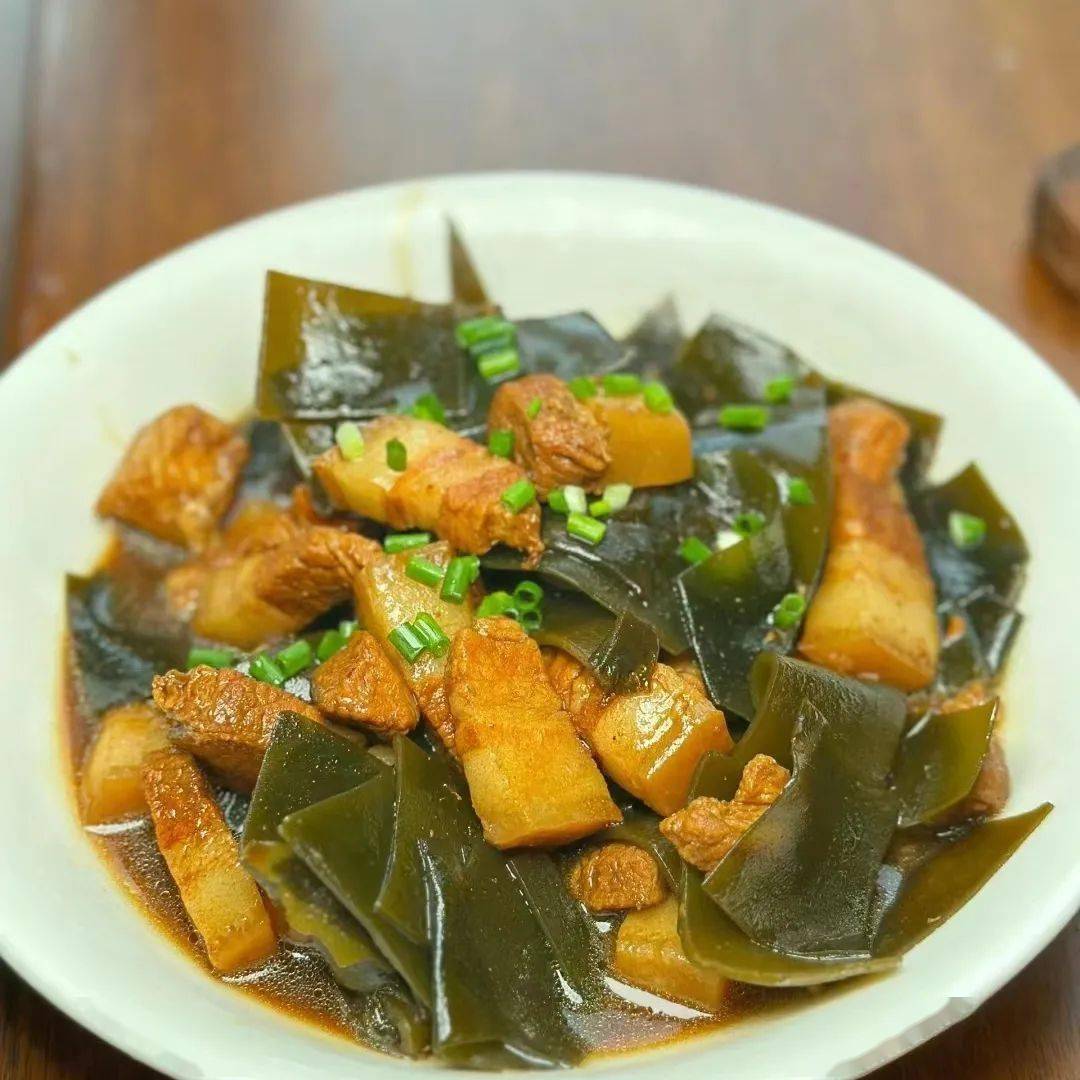 午餐海带豆泡烧肉,酸辣藕丝,罗宋汤,米饭供稿:陈耀桃编辑:郑晓梅